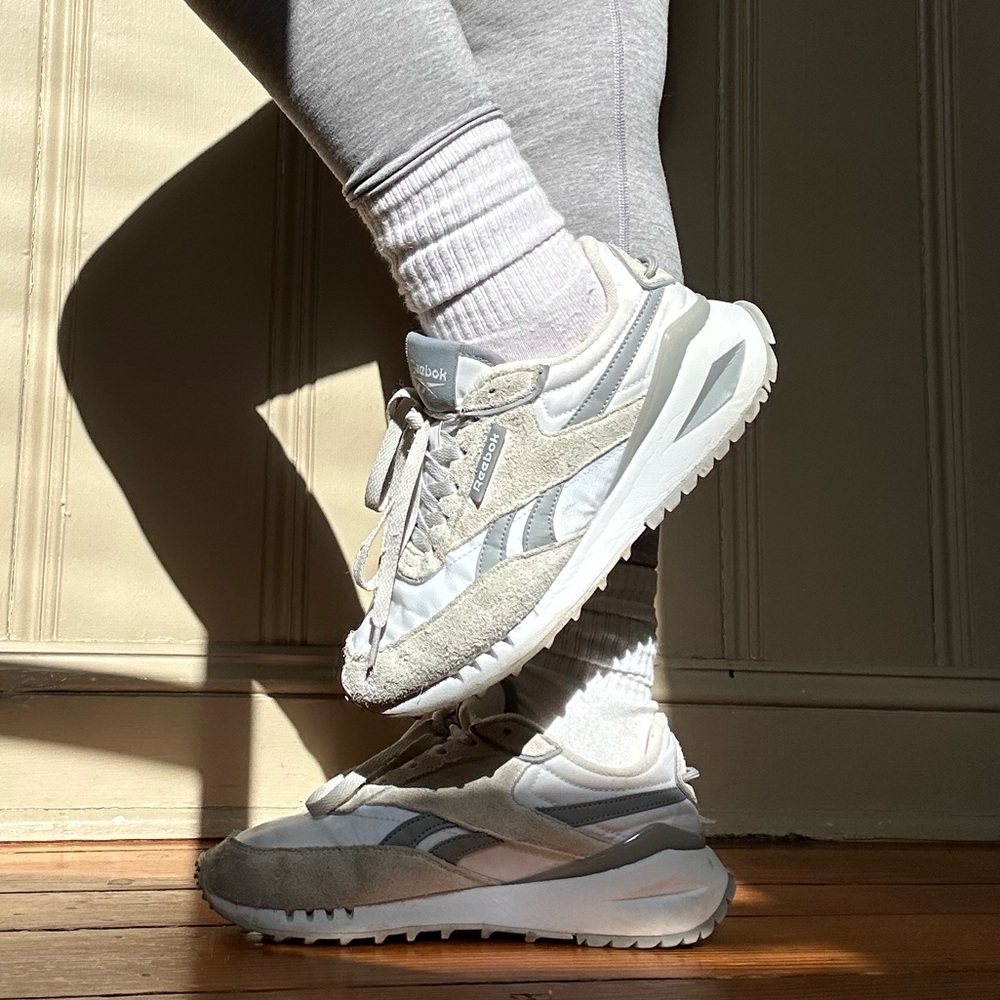 REEBOK Galaxy 10 Women's Athletic Shoes USA White With Gray - Size 7 1/2